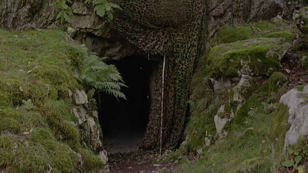 P�vodn� vstup do tunelu zakr�vala vojensk� plachta.