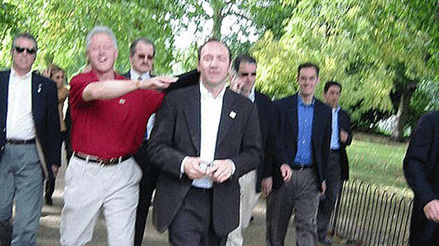 Zve�ejn�n� fotografie z Epsteinov�ch spis� obsahuj� zn�m� tv��e. Na sn�mku je legend�rn� herec Kevin Spacey po boku prezidenta Billa Clintona.