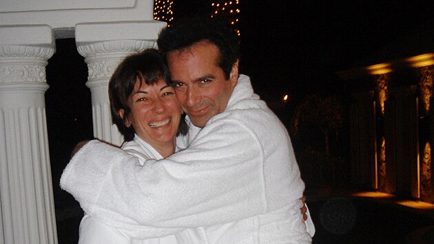 Zve�ejn�n� fotografie z Epsteinov�ch spis� obsahuj� zn�m� tv��e. Na sn�mku je v n�ru�� Ghislaine Maxwellov� sv�tozn�m� kouzeln�k David Copperfield.