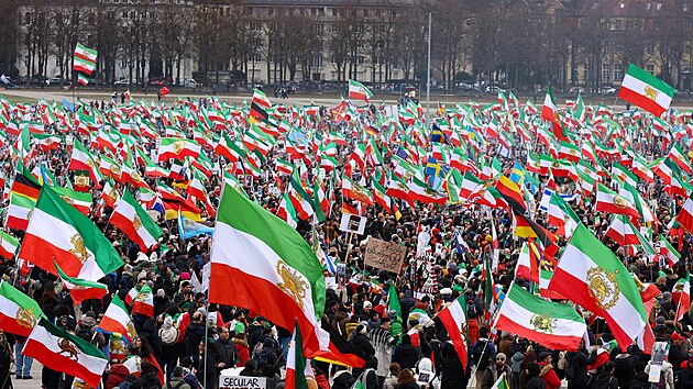 Demonstranti dr�� n�rodn� vlajky z doby p�ed �r�nskou revoluc� na demonstraci b�hem Mnichovsk� bezpe�nostn� konference (14. �nora 2026)