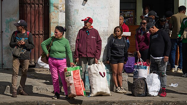 Kuba pod americkou ropnou blok�dou trp� nedostatkem j�dla, elekt�iny, ale i tepla. (6. �nora 2026)