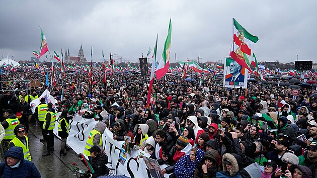 Demonstrace na podporu exilov�ho korunn�ho prince �r�nu R. Pahlav�ho p�ed Mnichovskou bezpe�nostn� konferenc� (14. �nora 2026)