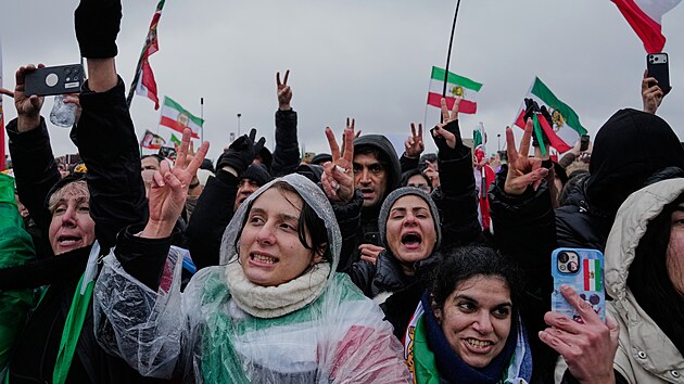 Demonstrace na podporu exilov�ho korunn�ho prince �r�nu R. Pahlav�ho p�ed Mnichovskou bezpe�nostn� konferenc� (14. �nora 2026)