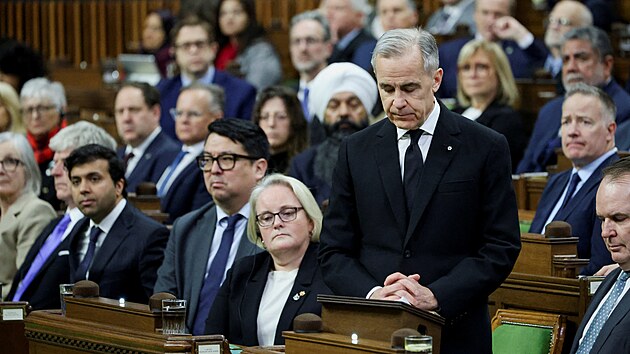V kanadsk�m parlamentu se za ob�ti st�elby na st�edn� �kole v Tumbler Ridge dr�� minuta ticha. Na sn�mku je kanadsk� premi�r Mark Carney. (11. �nora 2026)