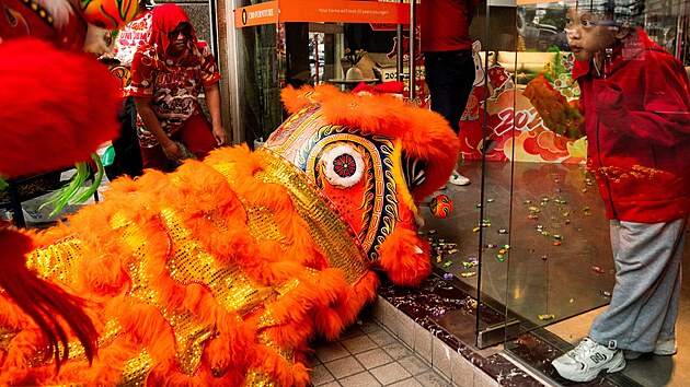 Ob�� kost�my zaplnily ulice filip�nsk� Manily v �ter� 17. �nora 2026 na...