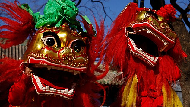Tane�n�ci v kost�mech kon� na oslav�ch za��tku lun�rn�ho roku v Pekingu