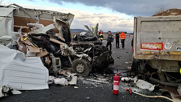 Řidič dodávky na D35 nepřežil náraz do odstaveného náklaďáku, část dálnice stojí