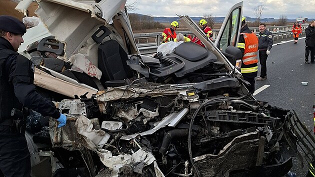 P�i n�razu dod�vky do odstaven� n�kladn� soupravy zahynul na d�lnici D35 �idi�. (13. �nora 2026) 