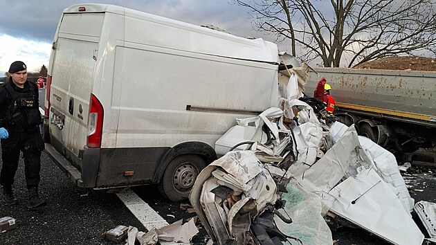 P�i n�razu dod�vky do odstaven� n�kladn� soupravy zahynul na d�lnici D35 �idi�. (13. �nora 2026) 