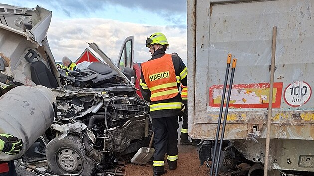 P�i n�razu dod�vky do odstaven� n�kladn� soupravy zahynul na d�lnici D35 �idi�. (13. �nora 2026) 