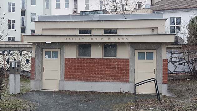 Ve�ejn� toalety v �echov�ch sadech z roku 1922, kter� jsou pam�tkov� chr�n�n�, Olomouc opravila a p�ed t�emi lety znovu otev�ela.