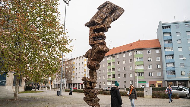 Kl��ov� socha od Ji��ho Davida pout� pozornost kolemjdouc�ch nedaleko olomouck�ho vlakov�ho n�dra�� od ��jna 2024. Slovo revoluce tvo�� p�ibli�n� 85 tis�c kl���.