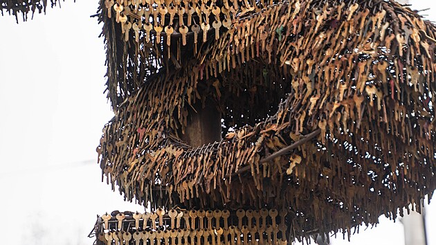 Kl��ov� socha od Ji��ho Davida pout� pozornost kolemjdouc�ch nedaleko olomouck�ho vlakov�ho n�dra�� od ��jna 2024. Slovo revoluce tvo�� p�ibli�n� 85 tis�c kl���.