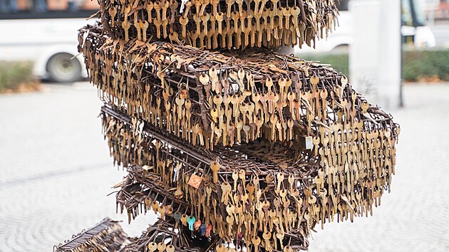 Kl��ov� socha od Ji��ho Davida pout� pozornost kolemjdouc�ch nedaleko olomouck�ho vlakov�ho n�dra�� od ��jna 2024. Slovo revoluce tvo�� p�ibli�n� 85 tis�c kl���.