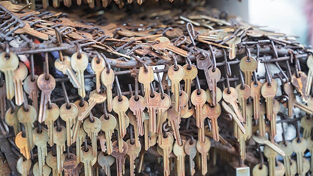 Kl��ov� socha od Ji��ho Davida pout� pozornost kolemjdouc�ch nedaleko olomouck�ho vlakov�ho n�dra�� od ��jna 2024. Slovo revoluce tvo�� p�ibli�n� 85 tis�c kl���.