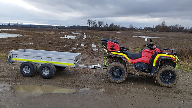 Hasi�i sb�raj� labut�, kter� uhynuly na pta�� ch�ipku u �t�rkovi�t� pobl� Napajedel na Zl�nsku. (12. �nor 2026)