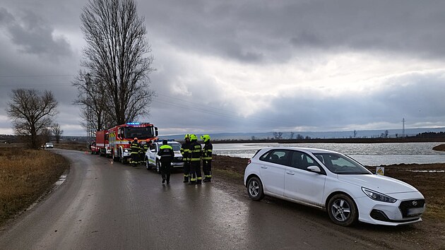 Hasi�i sb�raj� labut�, kter� uhynuly na pta�� ch�ipku u �t�rkovi�t� pobl� Napajedel na Zl�nsku. (12. �nor 2026)