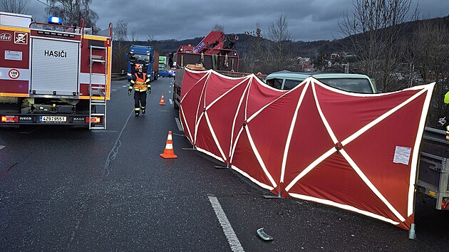 Tragická nehoda u Vsetína. Na vytížené silnici I/57 se tvořily dlouhé kolony
