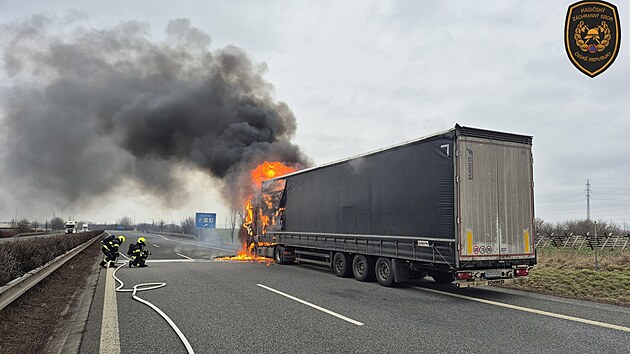 Dálnice D55 mezi Otrokovicemi a Hulínem je uzavřená, shořel tam kamion