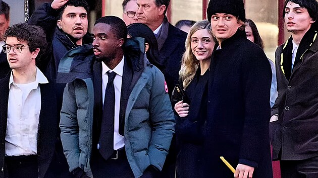 Hv�zdy seri�lu Stranger Things se se�ly na svatb� Mayi Hawke. �Jeden�ctka� a Will chyb�li. (New York, 14. �nora 2026)