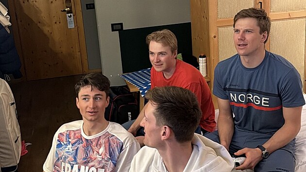 Bitva mezi francouzskými a norskými biatlonisty trochu jinak. V p�edve�er...