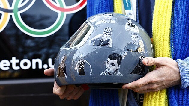 Ukrajinsk� skeletonista Vladyslav Heraskevy� po sv�m vylou�en� z her v Mil�n�, je�t� jednou ukazuje svou helmu s ob�tmi v�lky.