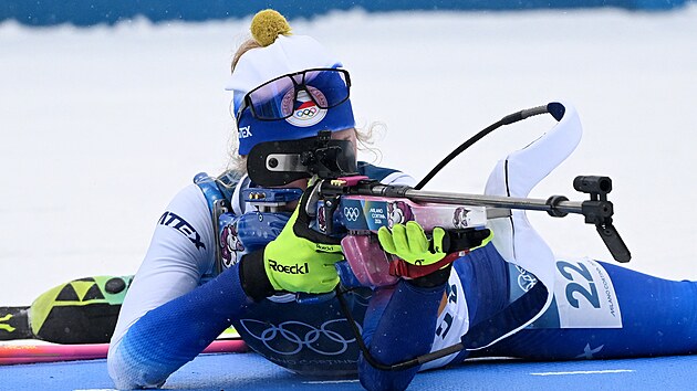 Biatlonistka Markéta Davidová p�i le�ce b�hem sprintu.