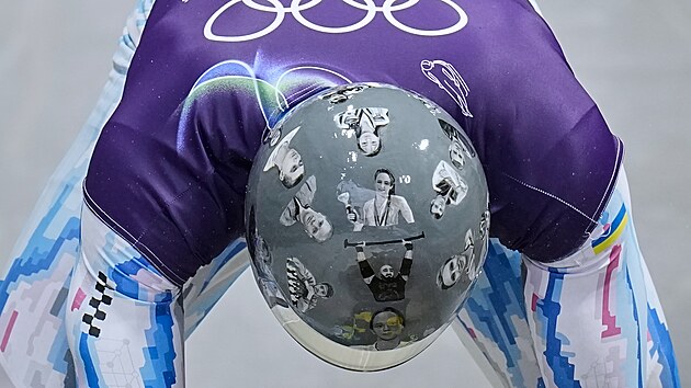 Speci�ln� vyzdoben� helma ukrajinsk�ho skeletonisty Vladyslava Heraskevy�e, kter� vyvolala velk� v�n�.