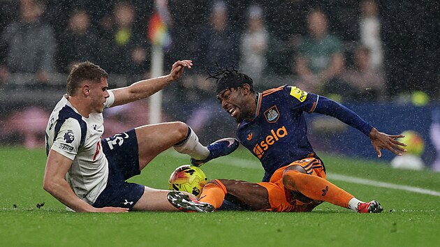 Micky van de Ven z Tottenhamu (vlevo) v souboji s Anthonym Elangou z Newcastlu.