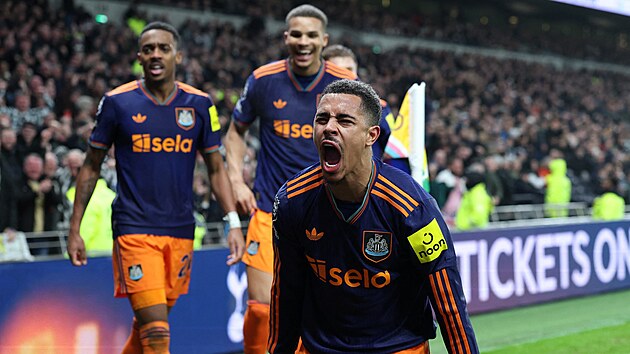 Jacob Ramsey (Newcastle) se raduje z g�lu do s�t� Tottenhamu.