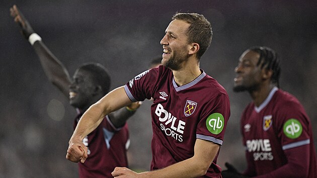 Tomá� Sou�ek (West Ham) se raduje ze své trefy do sít� Manchesteru United.