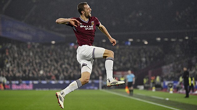 Tom� Sou�ek (West Ham) se raduje ze sv� trefy do s�t� Manchesteru United.