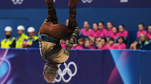 Americk� krasobrusla� Ilja Malinin se b�hem kr�tk�ho programu uk�zal i jako...