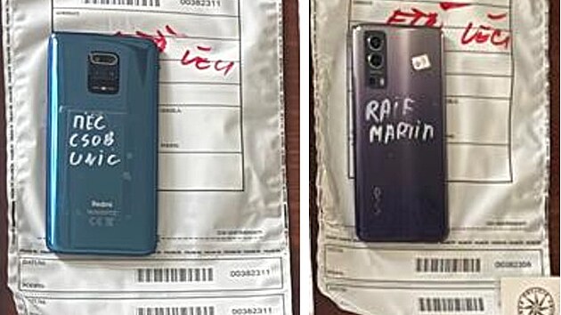 Pra��t� kriminalist� zadr�eli mlad�ka, kter� m�l podle instrukc� vyb�rat z fale�n�ch bankovn�ch ��tu pen�ze od podveden�ch lid�. Na fotografii jsou zaji�t�n� mobiln� telefony ob�t�. (18. �nora 2026)