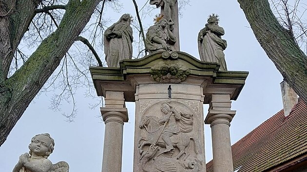 Ze souso�� Kalv�rie ve Velk� Vsi v Broumov� zmizeli dva and�l�, dal�� nem� hlavu.