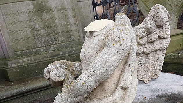 Ze souso�� Kalv�rie ve Velk� Vsi v Broumov� zmizeli dva and�l�, dal�� nem� hlavu.