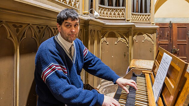 Varhan�k Ji�� Fuks se star� o rychnovsk� z�meck� varhany z prvn� poloviny 19. stolet�. (19. prosince 2025)