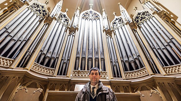 Varhan�k Ji�� Fuks se star� o rychnovsk� z�meck� varhany z prvn� poloviny 19. stolet�. (19. prosince 2025)