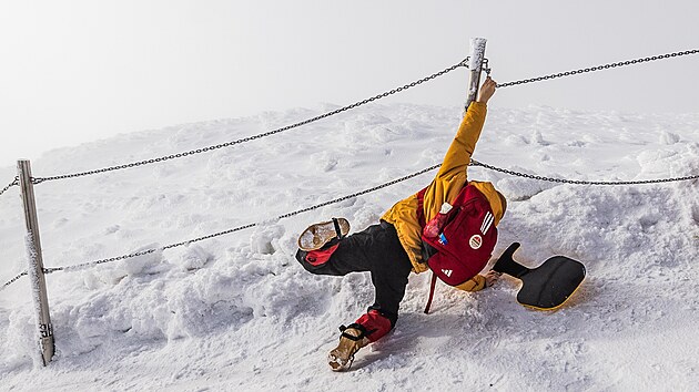 Leckdo se dr�� �et�z�, cestou na Sn�ku to klou�e. Hod� se i nesmeky. (9. �nora 2026)