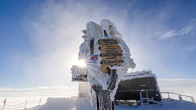 Vrchol Sn�ky pokr�v� nafoukan� sn�h i n�mraza. (9. �nora 2026)
