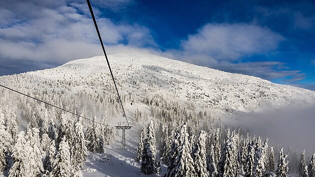 Zasn�en� vrchol Sn�ky z kabiny lanovky (9. �nora 2026)