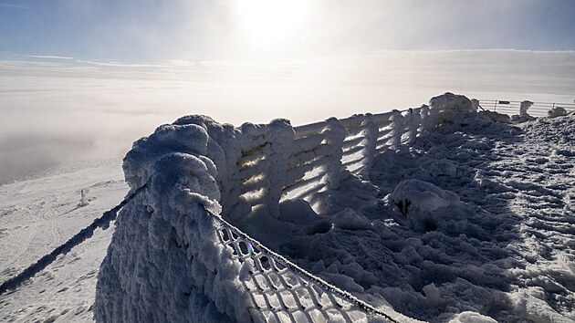 Vrchol Sn�ky pokr�v� nafoukan� sn�h i n�mraza. (9. �nora 2026)