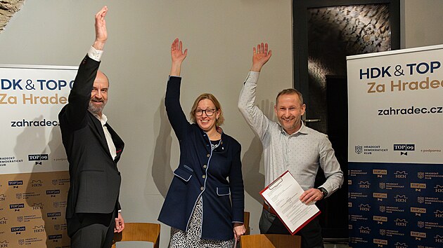 Z�stupci HDK, TOP 09 a kantor� v Pivovarsk�ch domech v Hradci Kr�lov� podepsali koali�n� smlouvu p�ed komun�ln�mi volbami. Zleva Luk� ��dek (TOP 09), Pavl�na Springerov� (HDK) a Eduard Hl�vka (Hrade�t� kanto�i a nestran�ci). (12. �nora 2026)