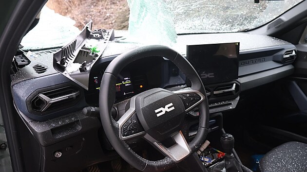 P�i nehod� v obci Verdek led padaj�c� z n�kla��ku zas�hl osobn� auto Dacia, �of�ra dohledali pozd�ji. (11. �nora 2026)