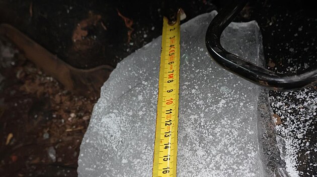 P�i nehod� v obci Verdek led padaj�c� z n�kla��ku zas�hl osobn� auto Dacia, �of�ra dohledali pozd�ji. (11. �nora 2026)