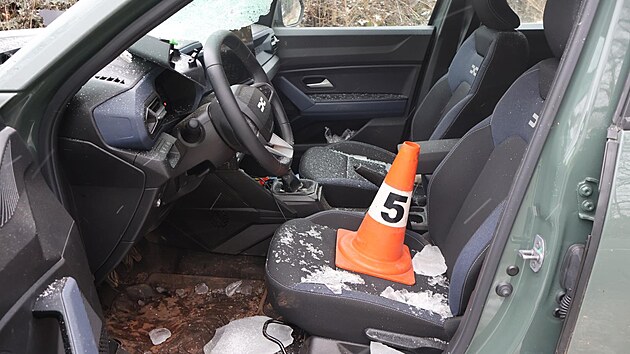 P�i nehod� v obci Verdek led padaj�c� z n�kla��ku zas�hl osobn� auto Dacia, �of�ra dohledali pozd�ji. (11. �nora 2026)