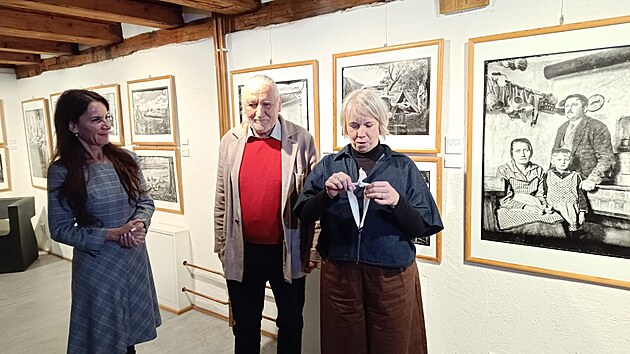 Zbyn�k Illek po �ty�iceti letech kon�� v �ele nejstar�� st�l� fotografick� galerie v �esku, kter� s�dl� v Chebu. Novou �editelkou se stala Alice �m�dov�.