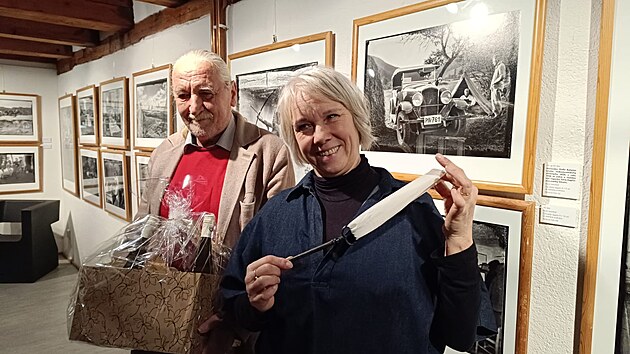 Zbyn�k Illek po �ty�iceti letech kon�� v �ele nejstar�� st�l� fotografick� galerie v �esku, kter� s�dl� v Chebu. Novou �editelkou se stala Alice �m�dov�.