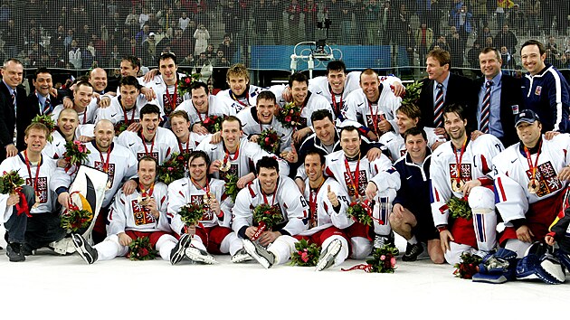 �e�t� hokejist� na sn�mku z roku 2006, kdy na zimn�ch hr�ch v italsk�m Tur�n� z�skali bronzov� medaile. V souboji o t�et� p���ku porazili nabit� t�m Ruska 3:0. David �pa�ek sed� vlevo vedle Jarom�ra J�gra.