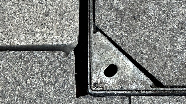 �ulov� desky na nov� vybudovan�m p�estupn�m termin�le v Klatovech se propadaj�, viklaj� a jsou mezi nimi velk� mezery. (11. �nora 2026)